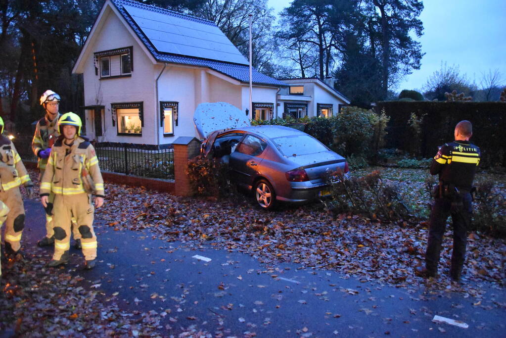 Automobilist verliest macht over stuur en belandt in tuin