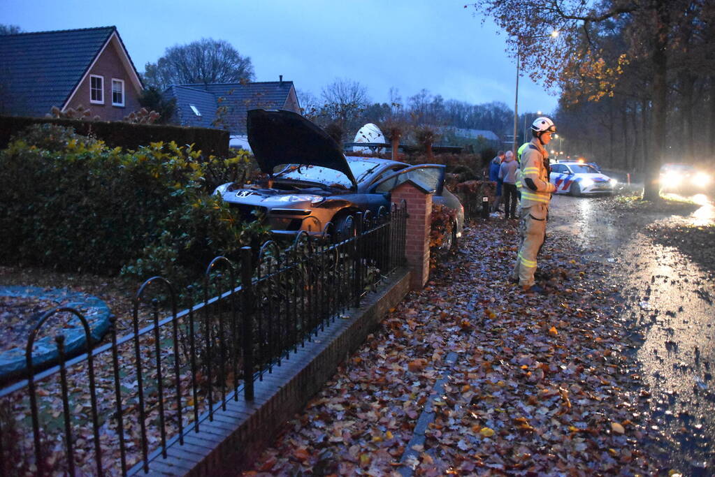 Automobilist verliest macht over stuur en belandt in tuin