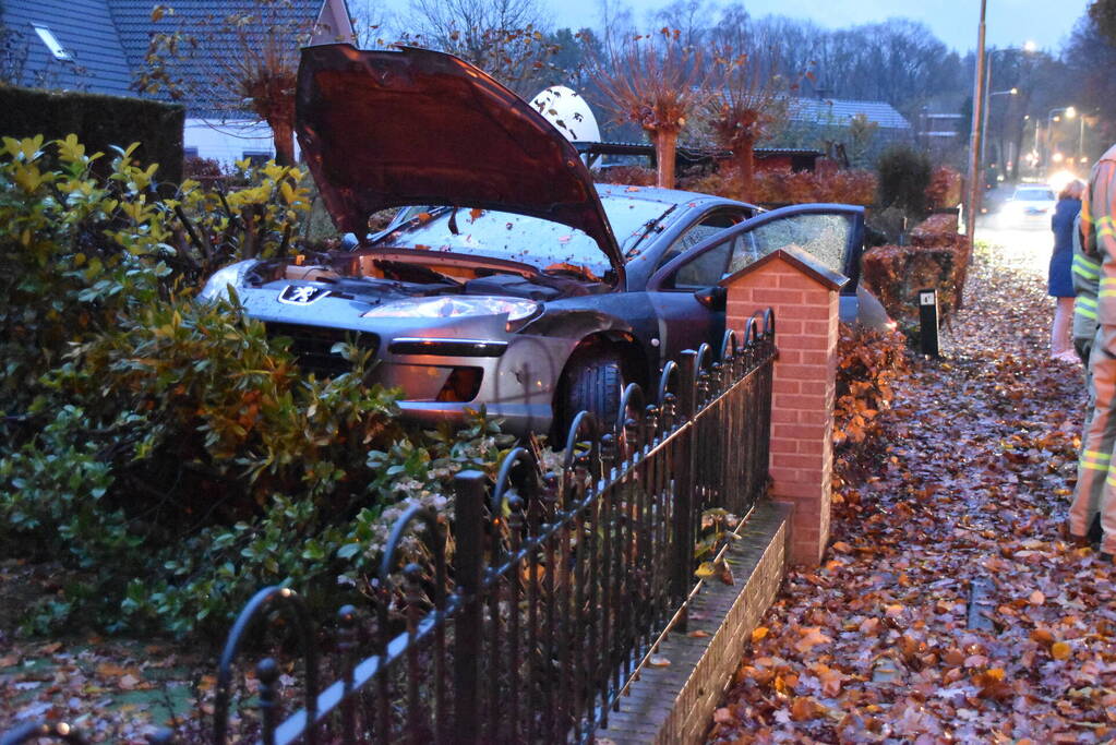 Automobilist verliest macht over stuur en belandt in tuin