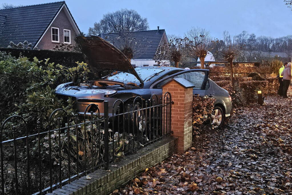 Automobilist verliest macht over stuur en belandt in tuin