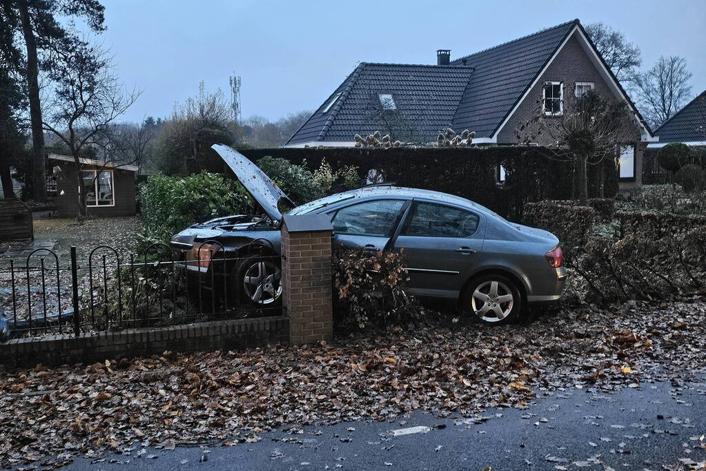 Automobilist verliest macht over stuur en belandt in tuin