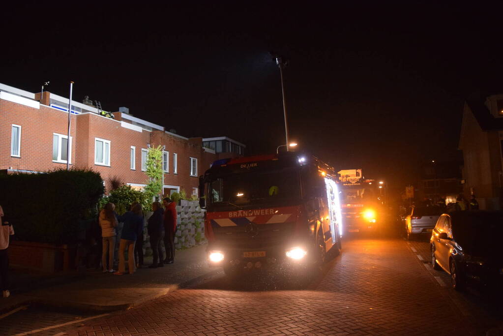 Brandweer controleert schoorsteen op brand