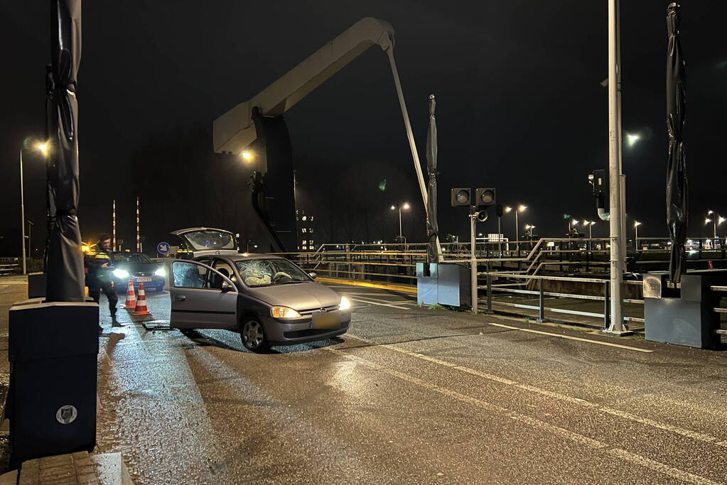 Auto vliegt uit de bocht tegen slagboom van brug