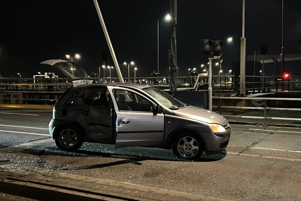 Auto vliegt uit de bocht tegen slagboom van brug