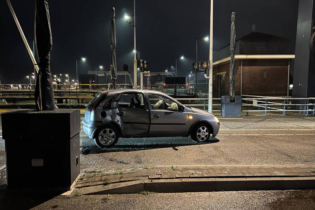 Auto vliegt uit de bocht tegen slagboom van brug