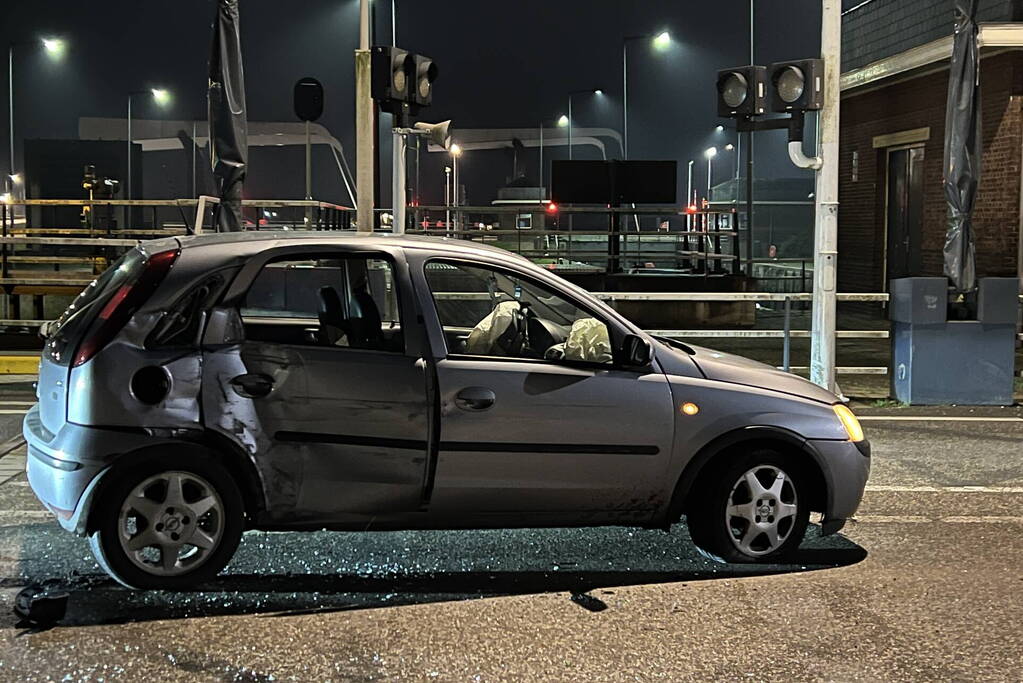 Auto vliegt uit de bocht tegen slagboom van brug