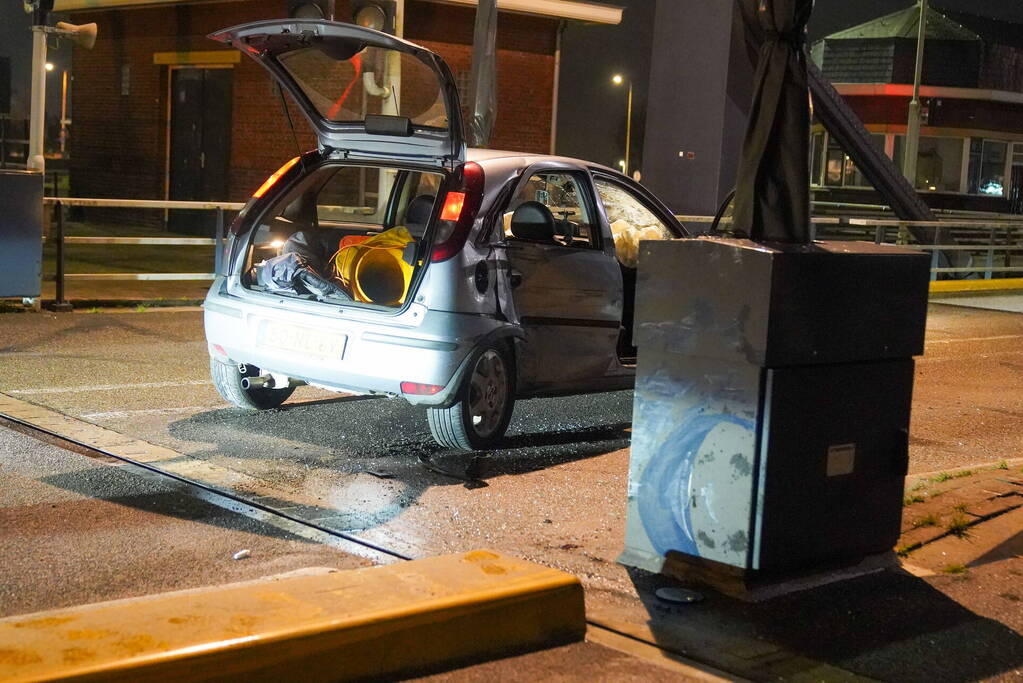 Auto vliegt uit de bocht tegen slagboom van brug