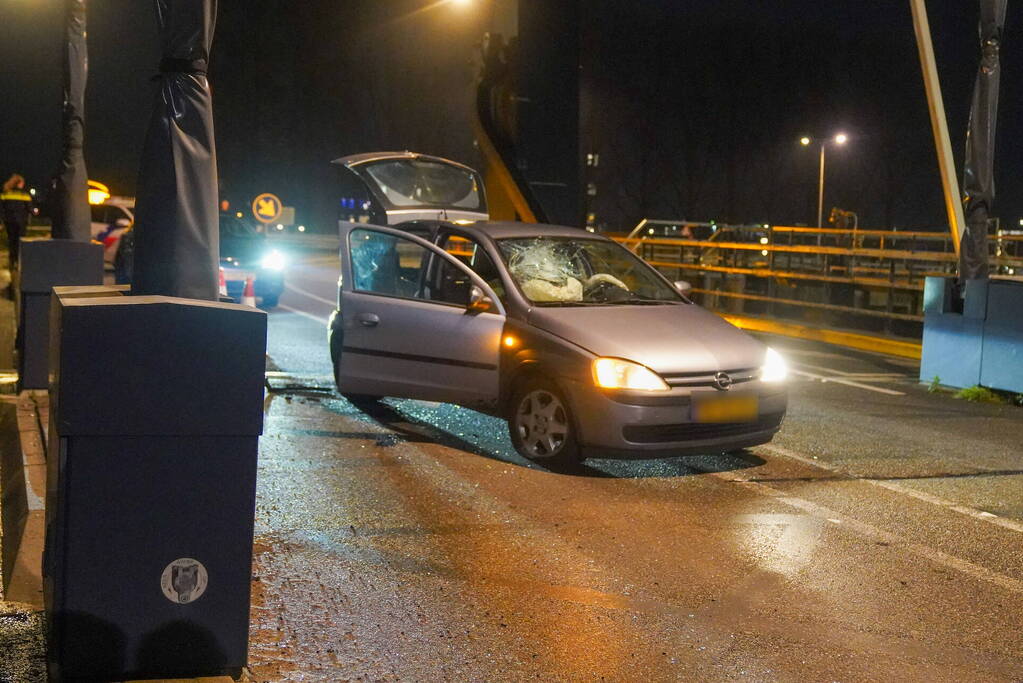 Auto vliegt uit de bocht tegen slagboom van brug