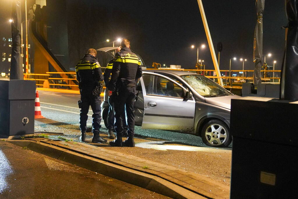 Auto vliegt uit de bocht tegen slagboom van brug