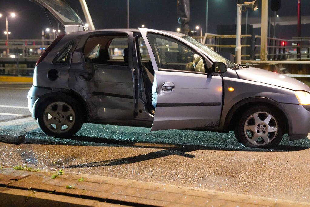 Auto vliegt uit de bocht tegen slagboom van brug