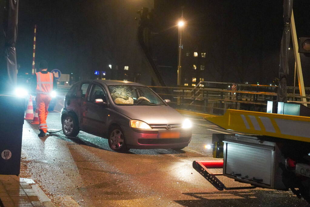 Auto vliegt uit de bocht tegen slagboom van brug