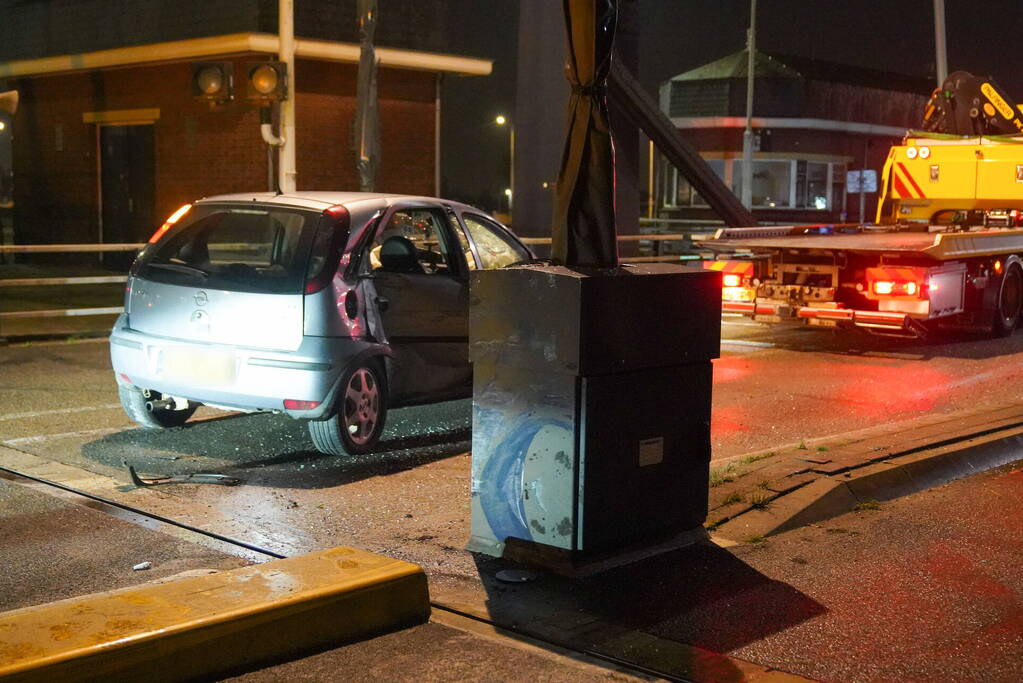 Auto vliegt uit de bocht tegen slagboom van brug