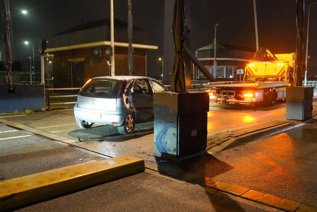 Auto vliegt uit de bocht tegen slagboom van brug