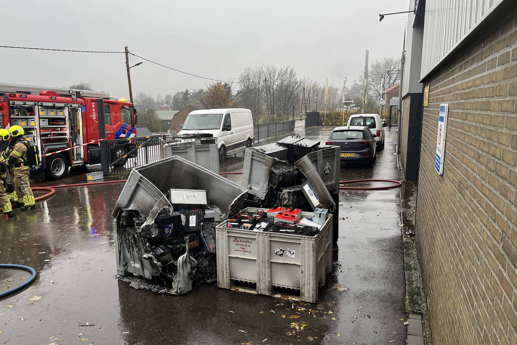 Meerdere accu's vatten vlam in bedrijfspand