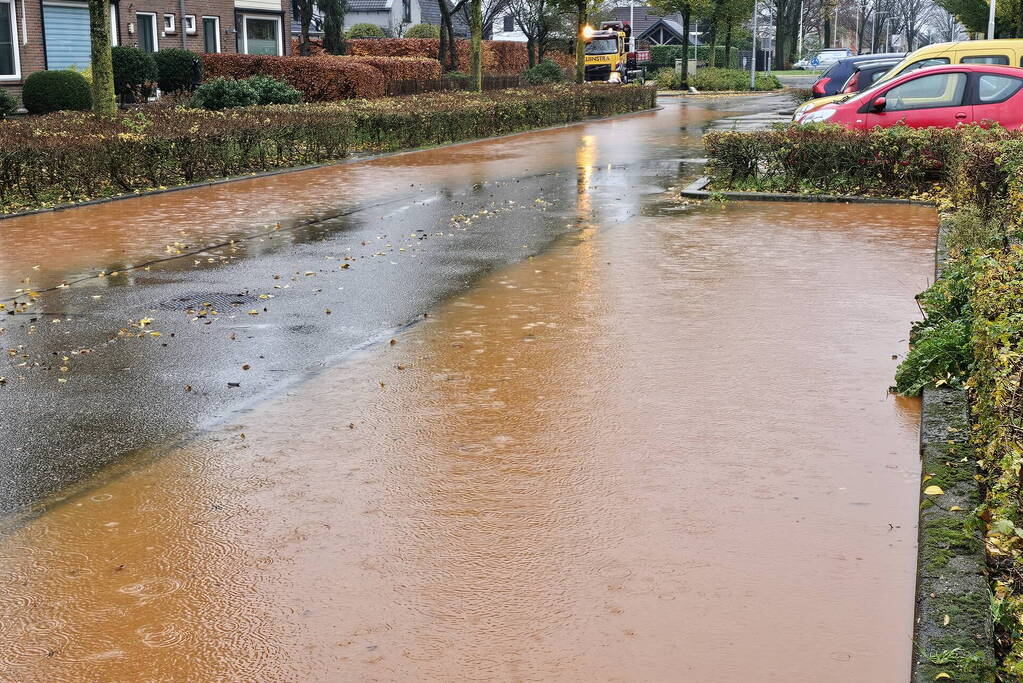 Straat onderwater na testen waterbronnen voor bluswatervoorziening