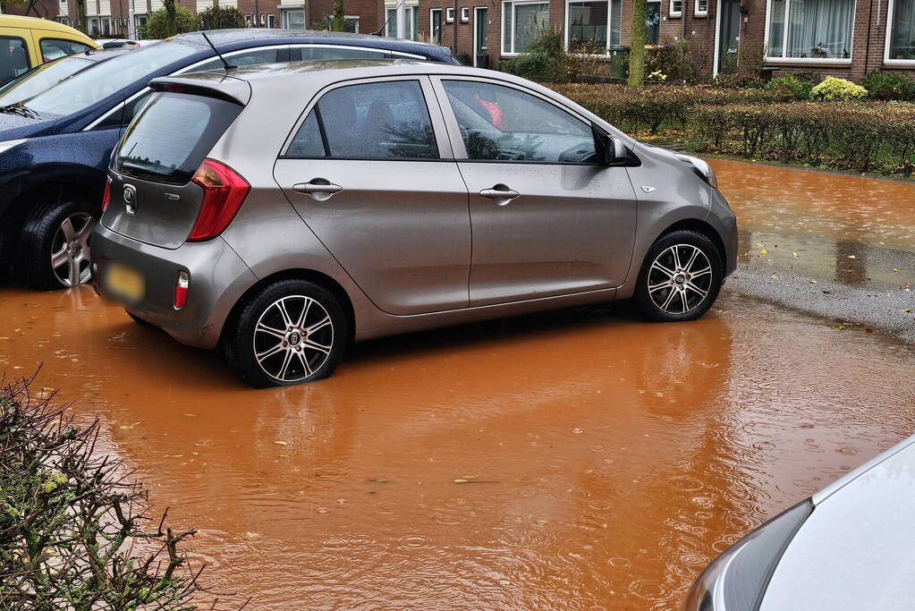 Straat onderwater na testen waterbronnen voor bluswatervoorziening