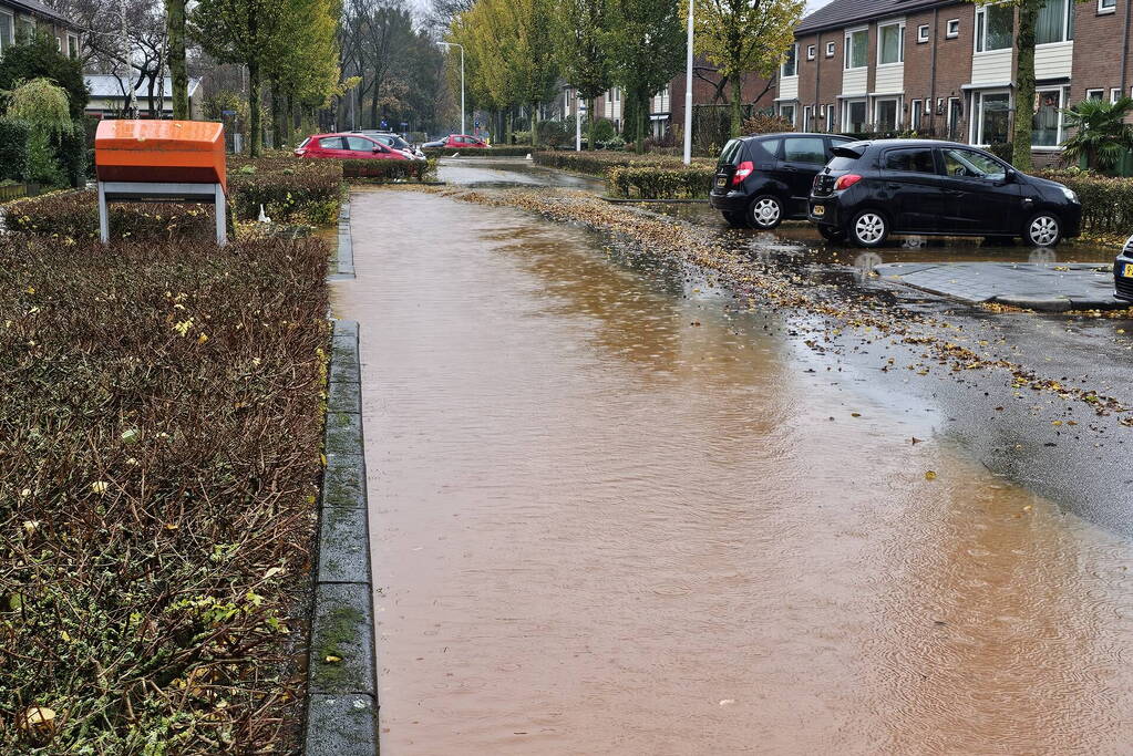 Straat onderwater na testen waterbronnen voor bluswatervoorziening