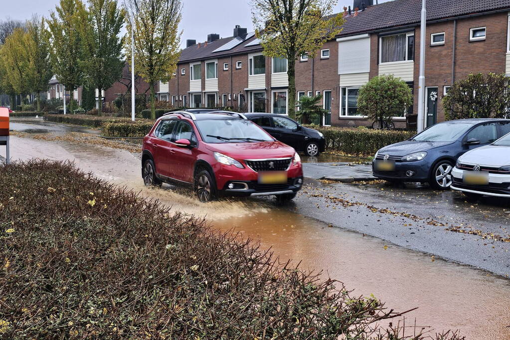 Straat onderwater na testen waterbronnen voor bluswatervoorziening