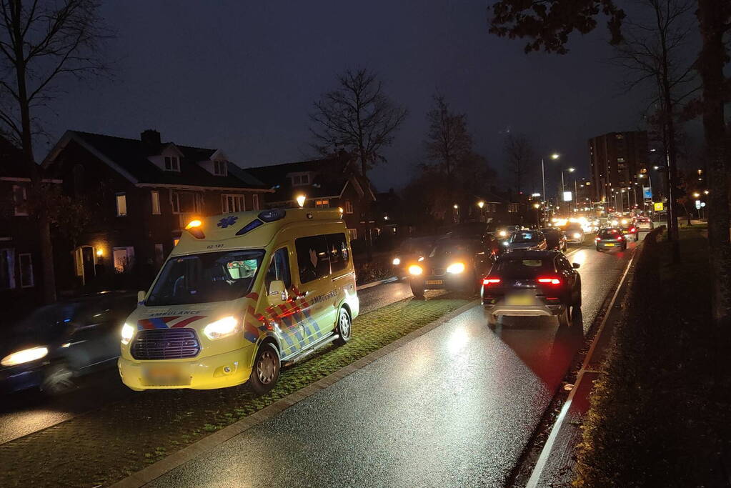 Schade bij kop-staartbotsing drie voertuigen