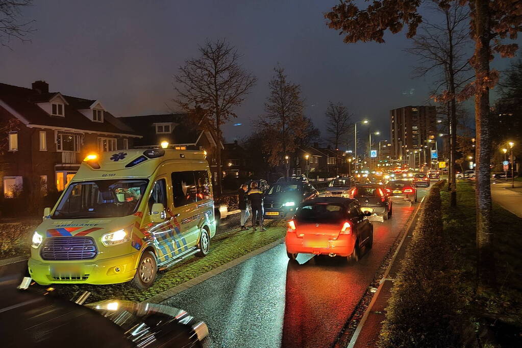 Schade bij kop-staartbotsing drie voertuigen