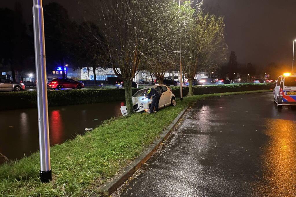 Automobilist verliest macht over het stuur en klapt op boom