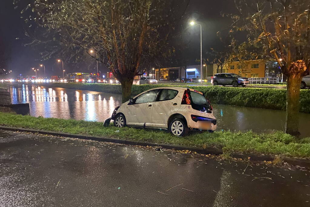 Automobilist verliest macht over het stuur en klapt op boom