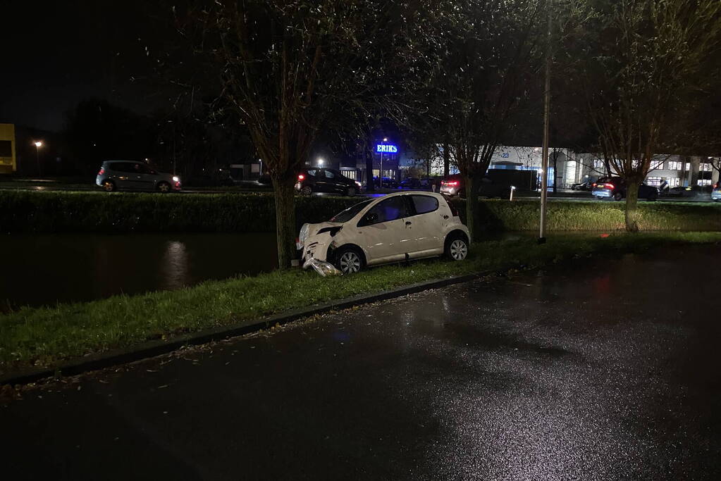 Automobilist verliest macht over het stuur en klapt op boom