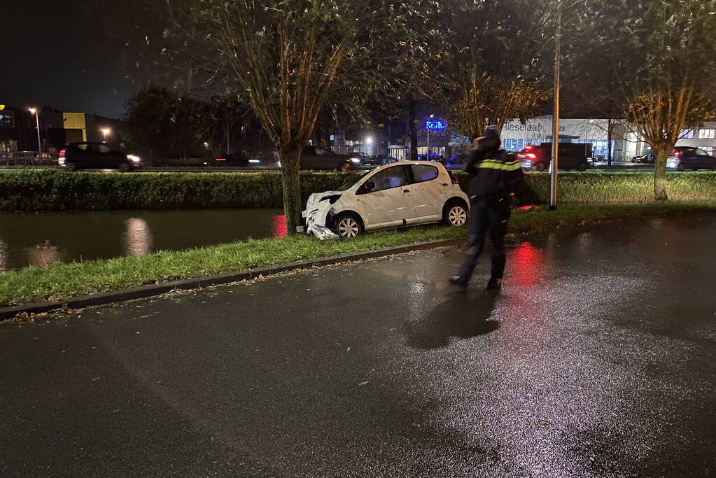 Automobilist verliest macht over het stuur en klapt op boom