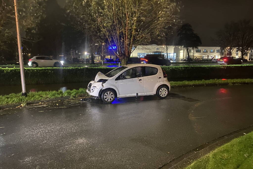 Automobilist verliest macht over het stuur en klapt op boom