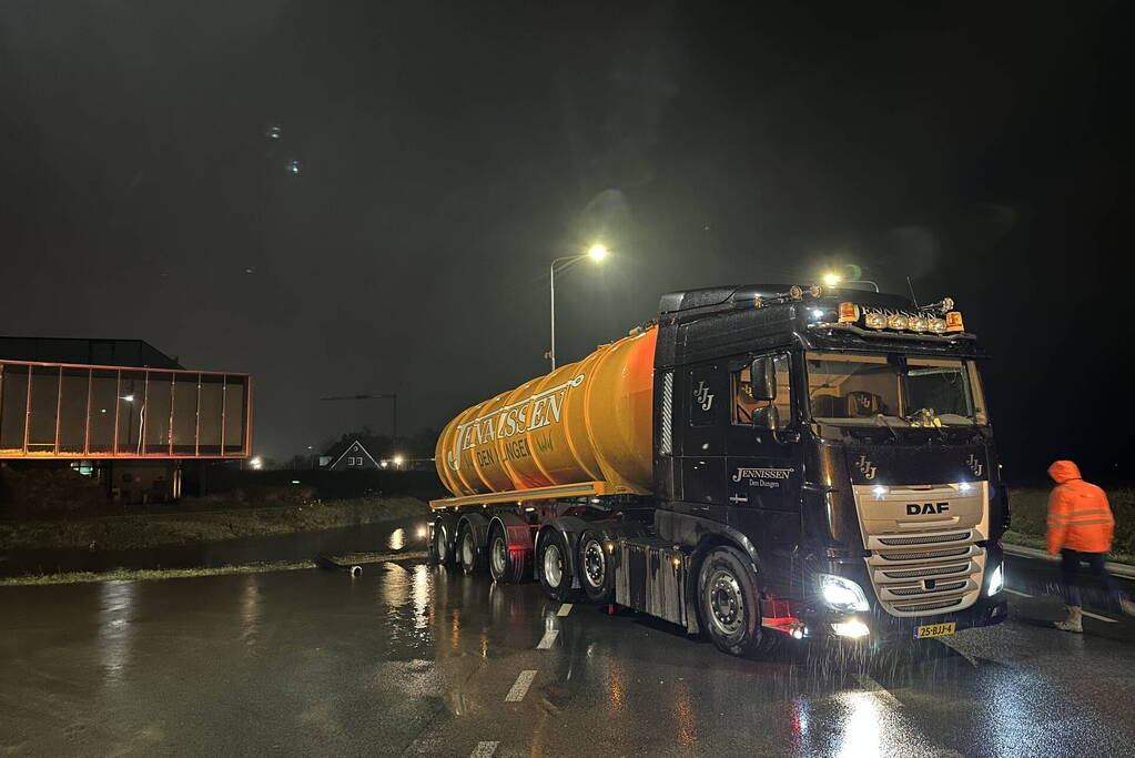 Weg afgesloten na overstroming door hevige regenval