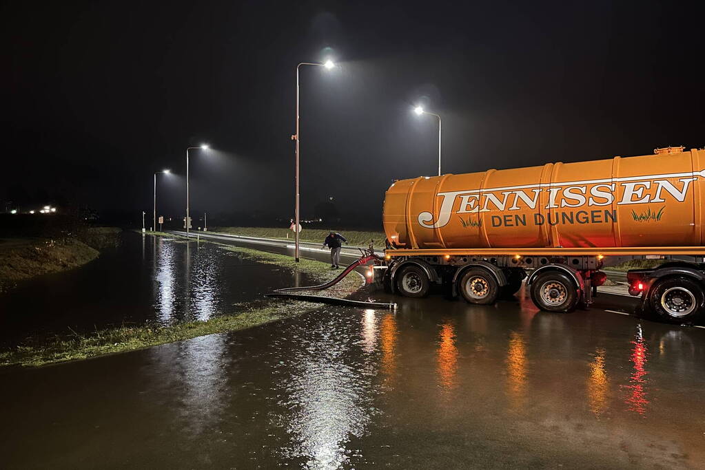 Weg afgesloten na overstroming door hevige regenval