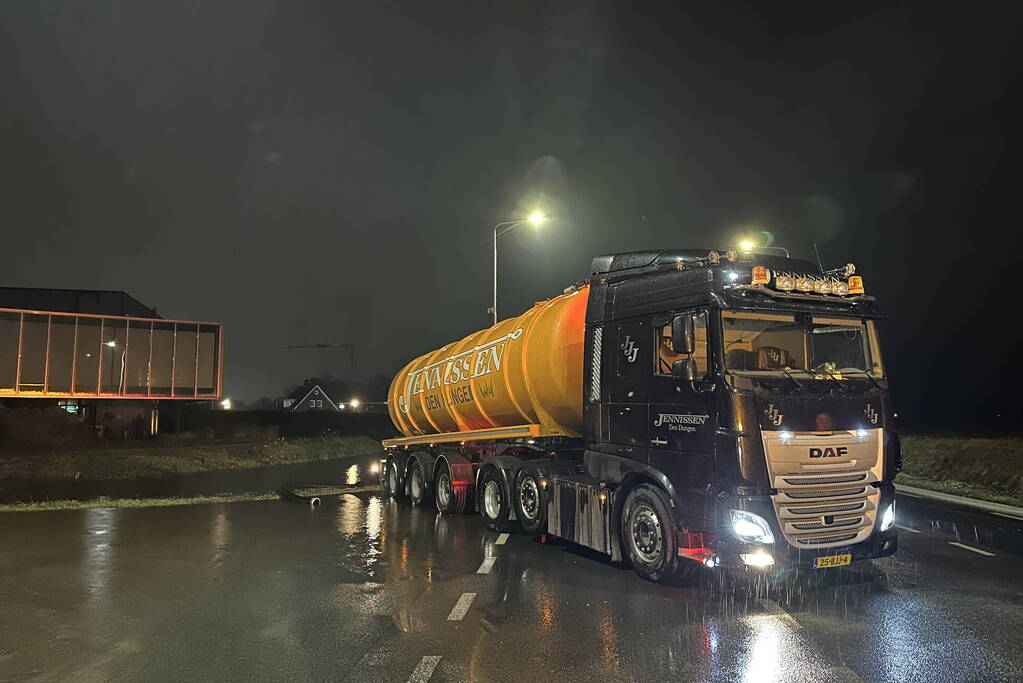 Weg afgesloten na overstroming door hevige regenval