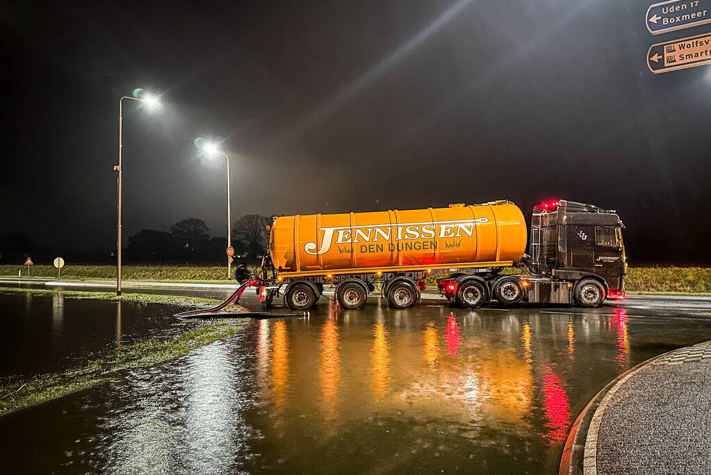 Weg afgesloten na overstroming door hevige regenval