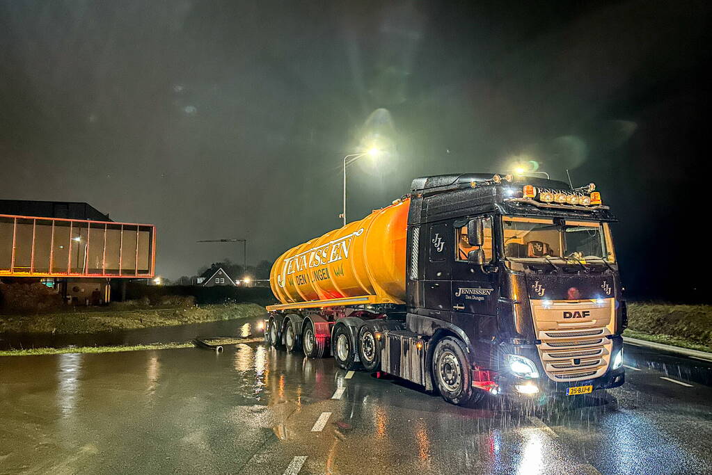 Weg afgesloten na overstroming door hevige regenval