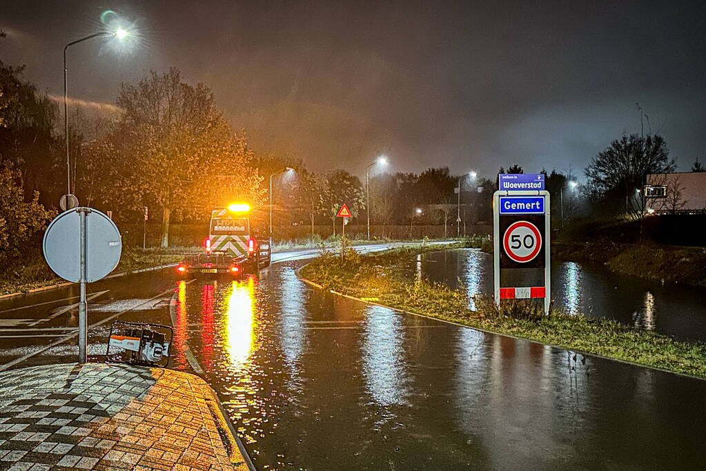 Weg afgesloten na overstroming door hevige regenval