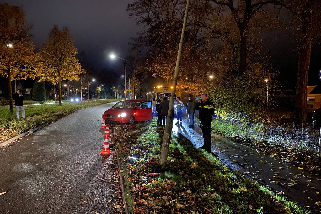 Automobilist ramt lantaarnpaal