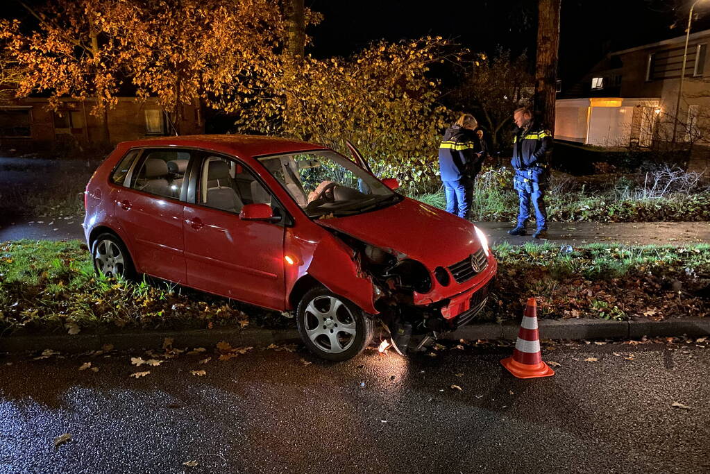 Automobilist ramt lantaarnpaal