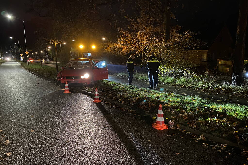 Automobilist ramt lantaarnpaal