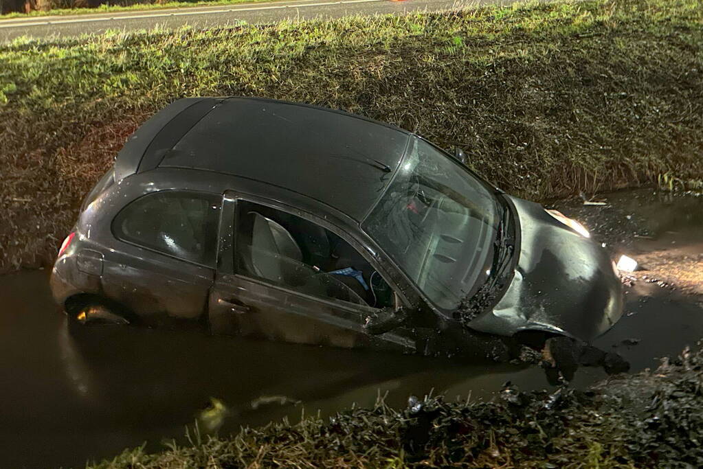 Automobilist raakt te water