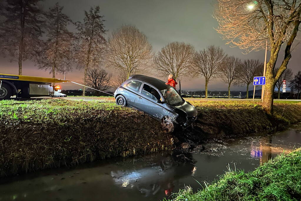 Automobilist raakt te water