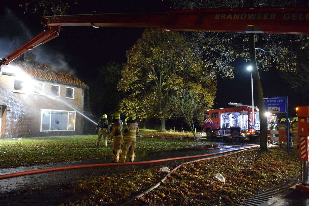 Grote uitslaande brand in leegstaande woning