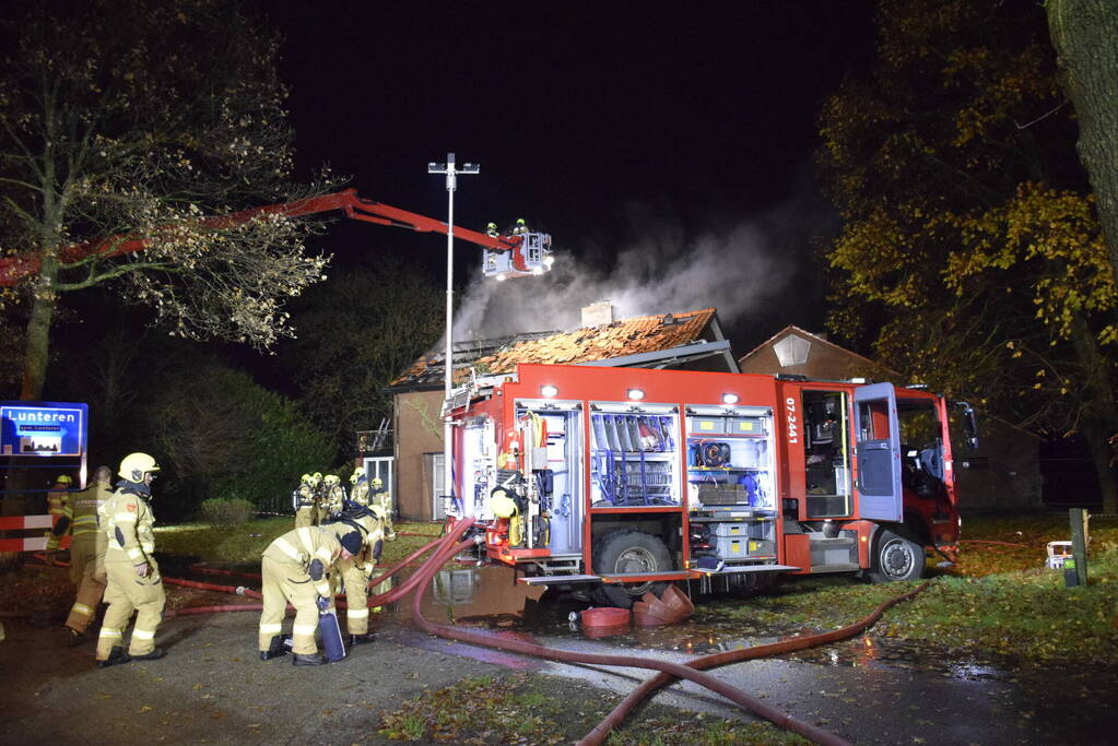 Grote uitslaande brand in leegstaande woning