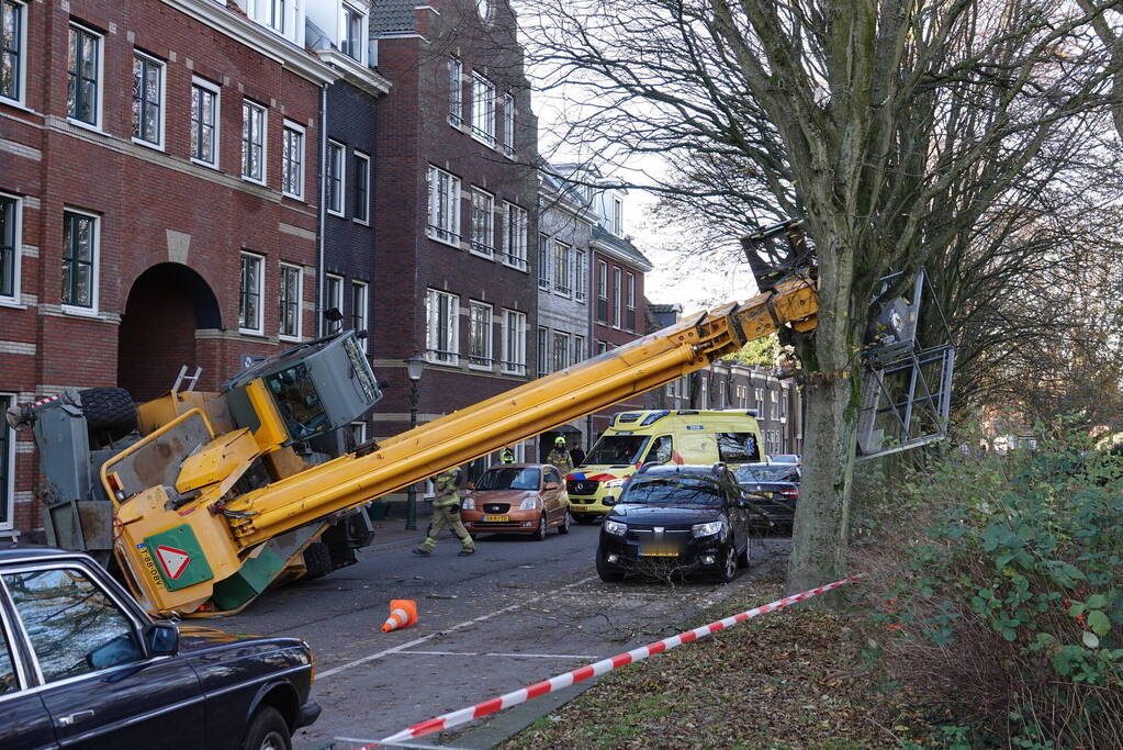 Verreiker valt om een persoon zwaargewond