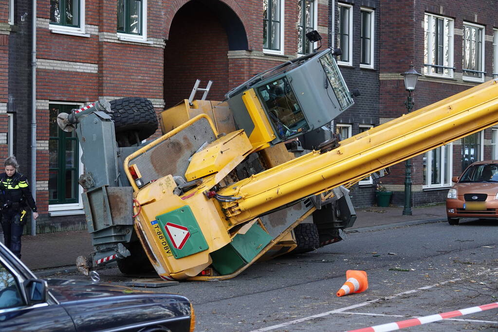 Verreiker valt om een persoon zwaargewond