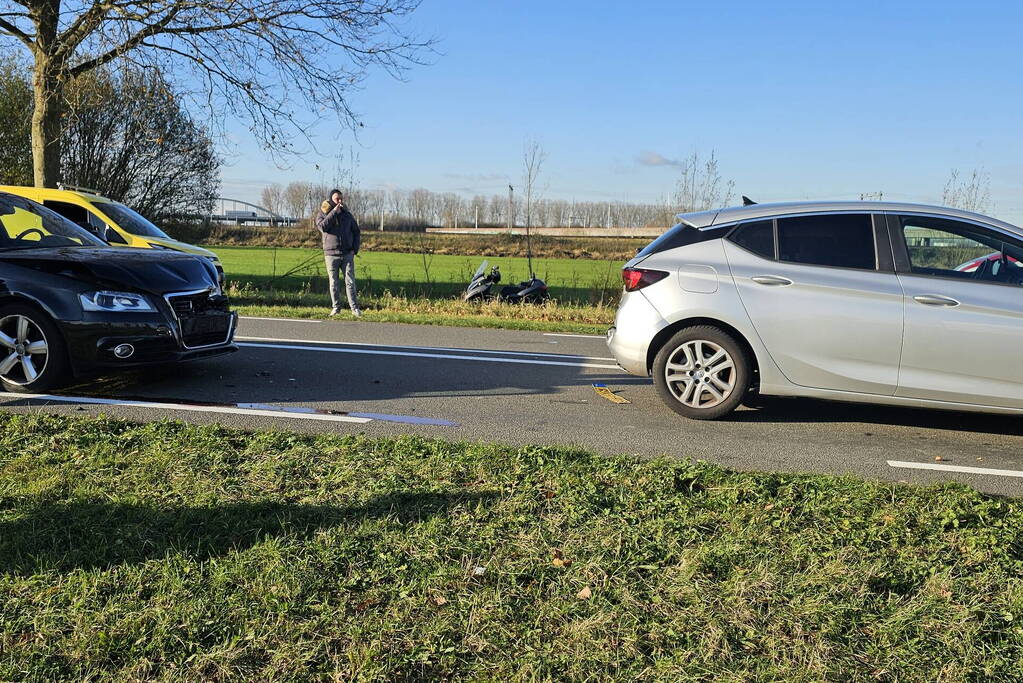 Veel schade bij kop-staartbotsing tussen vier voertuigen