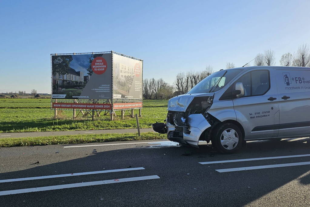 Veel schade bij kop-staartbotsing tussen vier voertuigen