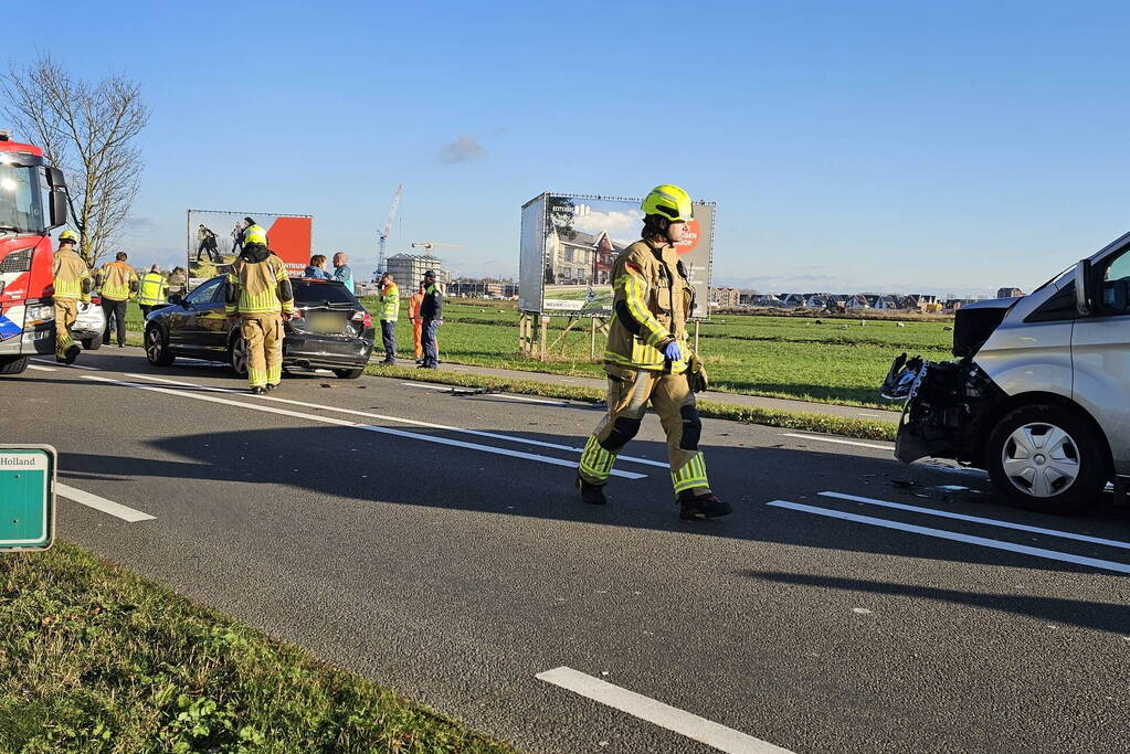 Veel schade bij kop-staartbotsing tussen vier voertuigen