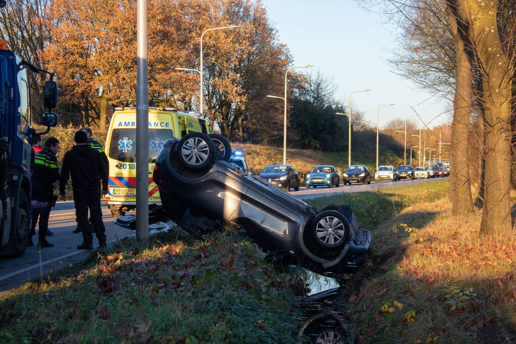 Auto op zijn kop na aanrijding met vrachtwagen