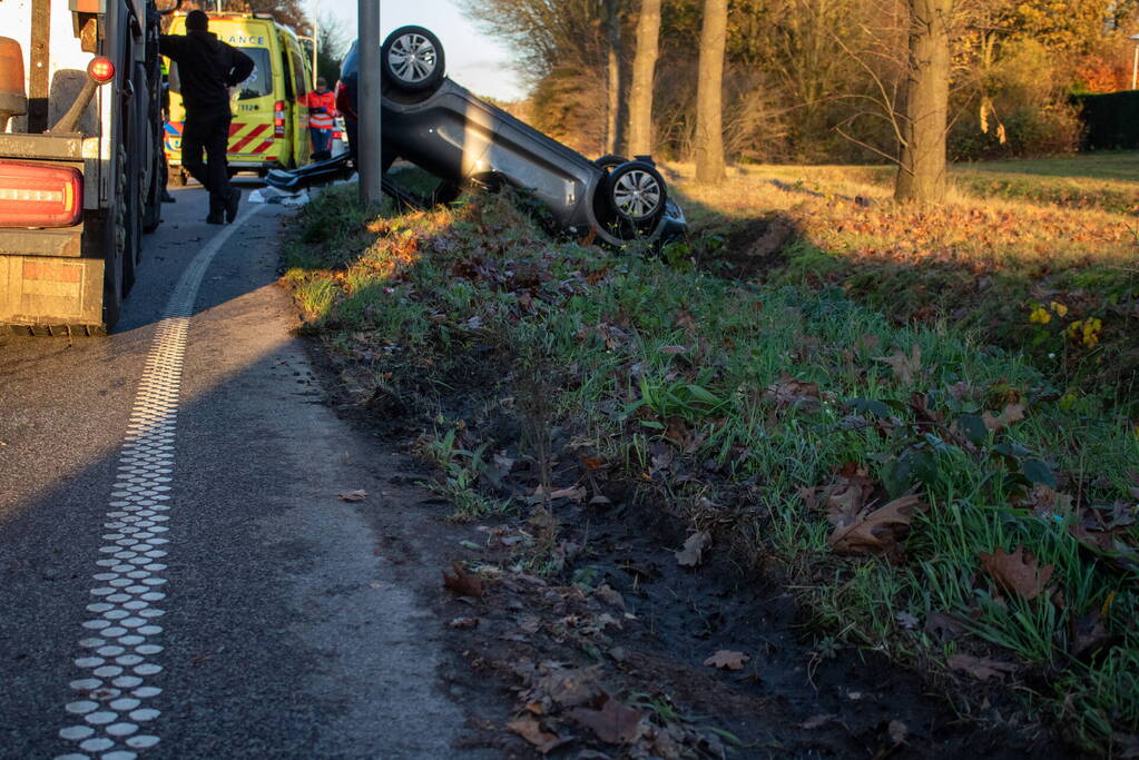 Auto op zijn kop na aanrijding met vrachtwagen