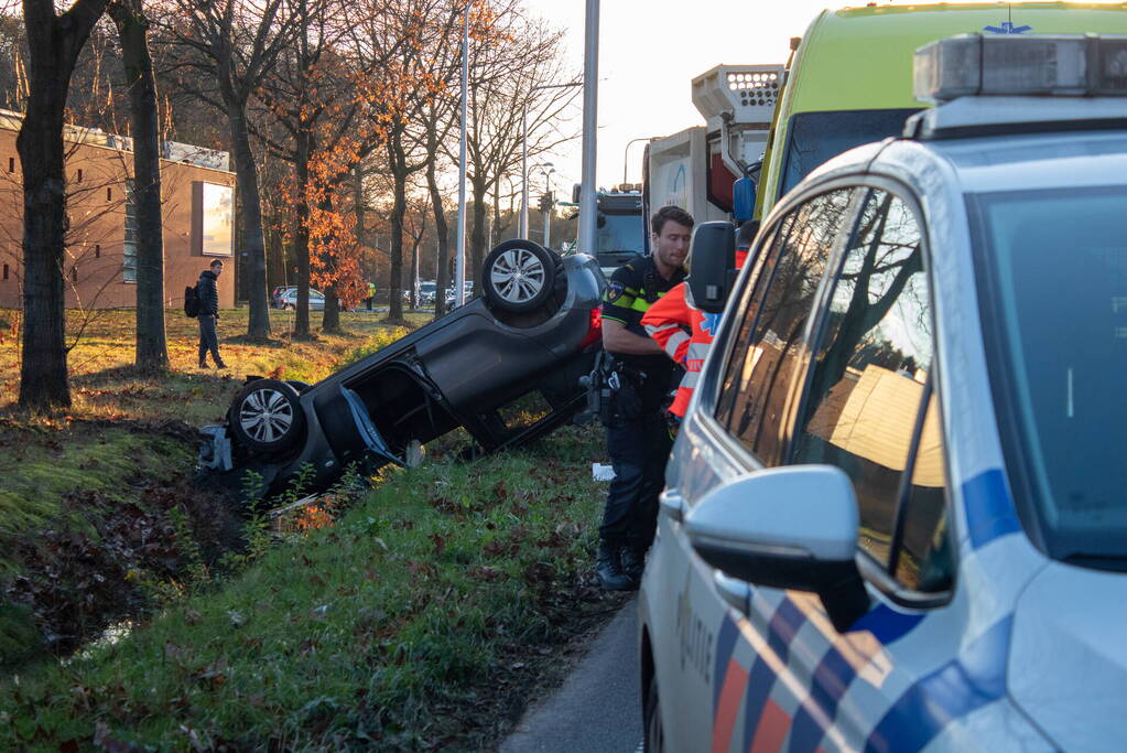 Auto op zijn kop na aanrijding met vrachtwagen